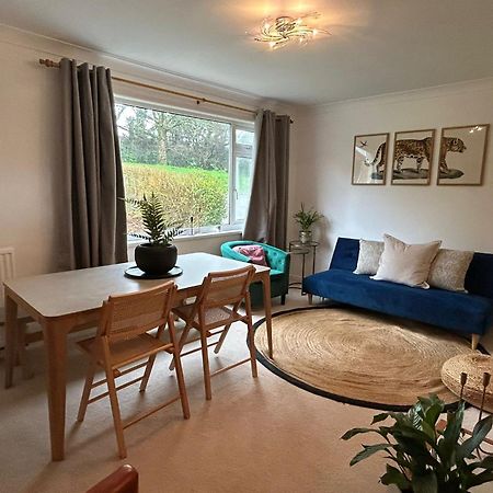 Entire 4-Bed, Near Town Centre Villa Фалмът Екстериор снимка