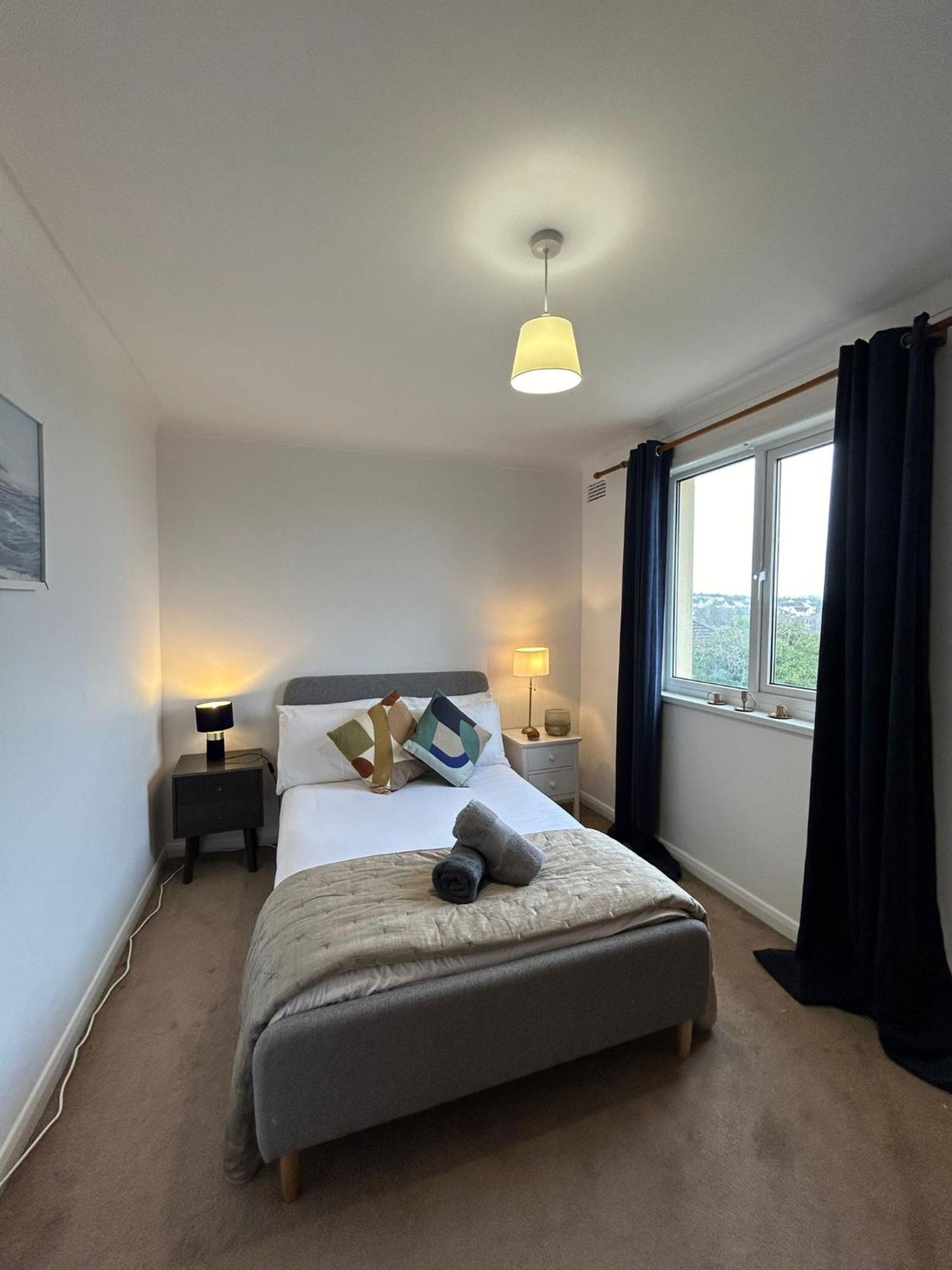 Entire 4-Bed, Near Town Centre Villa Фалмът Екстериор снимка