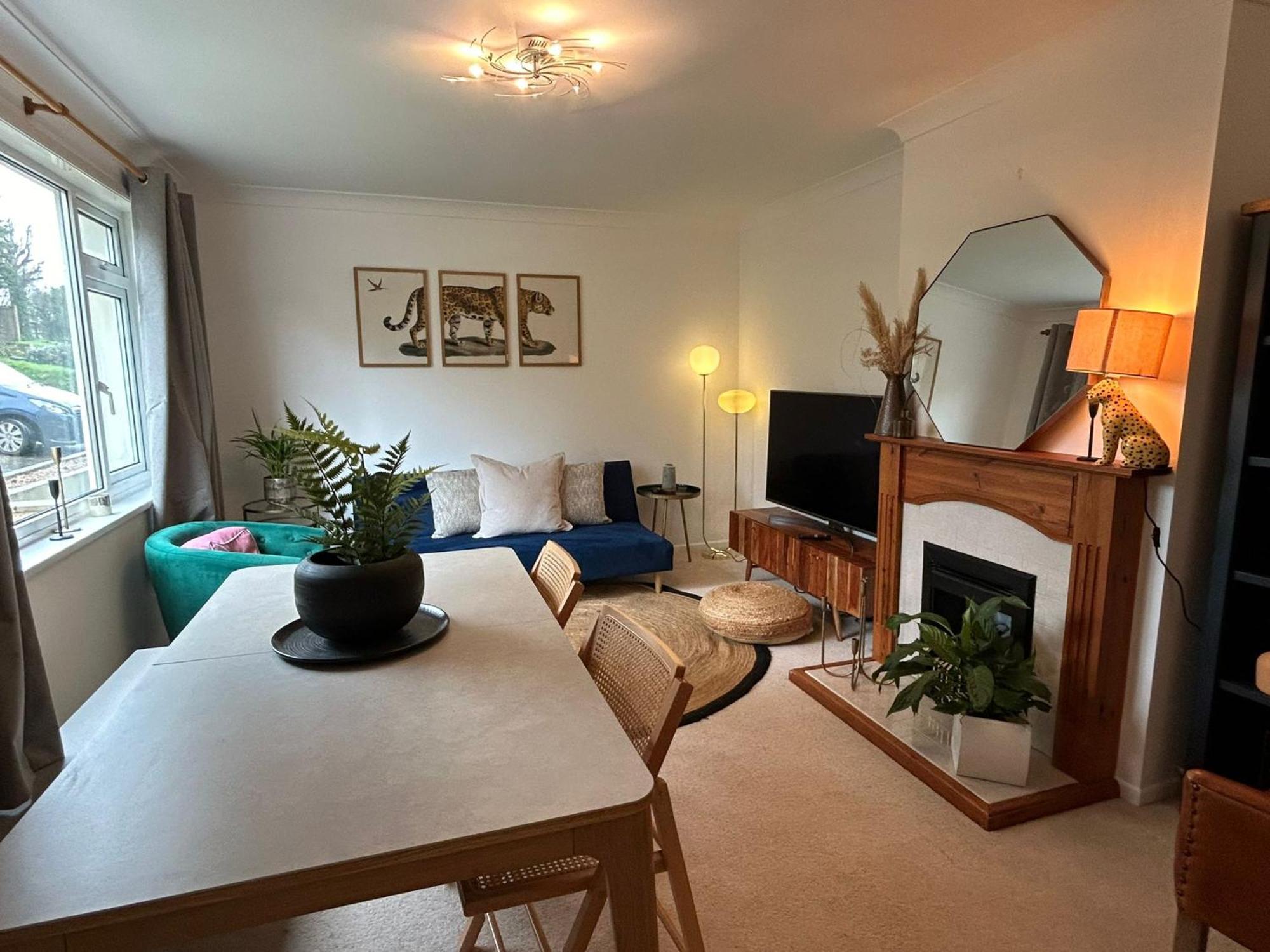 Entire 4-Bed, Near Town Centre Villa Фалмът Екстериор снимка
